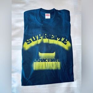 NWT Supreme shadow tee in small